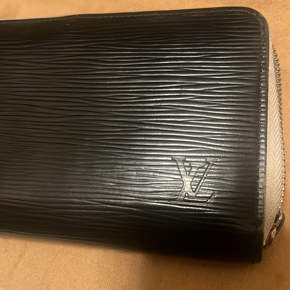 LV Zippy Wallet - Picture 3 of 9
